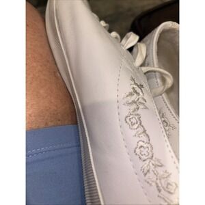 American Eagle Vintage Playful white Leather Shoes Women Size 9 Flower Pattern